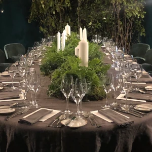 Mit einer Tischdecke und Kerzen verzierter Tisch für ein Dinner-Catering