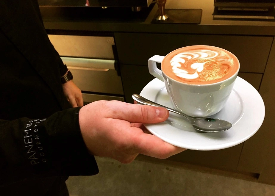 Panem et Salis serviert Milchkaffee beim Espresso Catering in Hamburg