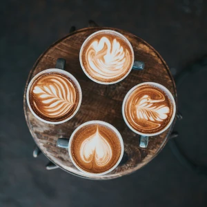 Vier verschiedene Kaffeespezialitäten zubereitet von den Baristi von Panem et Salis