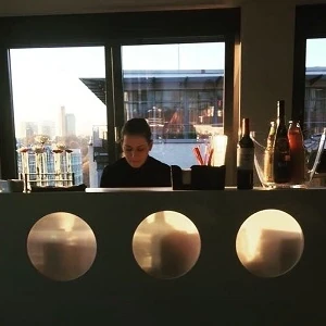 Barista Frau auf einem Espresso Catering in Hamburg von Panem et Salis