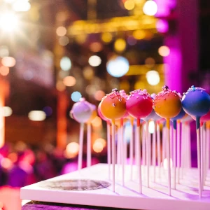 Kunterbunte Cake-Pops als innovative Dessert-Idee auf einem Catering in Hamburg