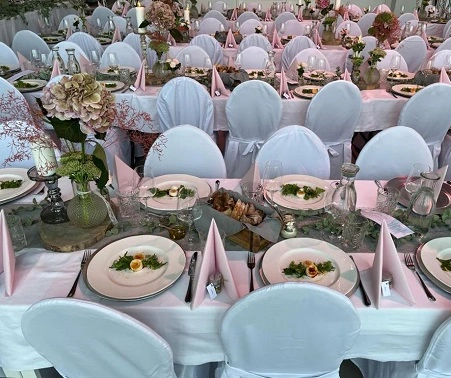 Hochzeit Catering Hamburg: Gedeckte Tische auf einer Hochzeitsfeier in Hamburg
