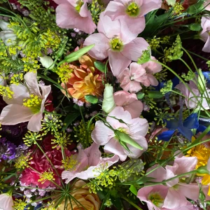 Frischer, bunter Blumenstrauß auf einer Hochzeit in Hamburg von oben fotografiert