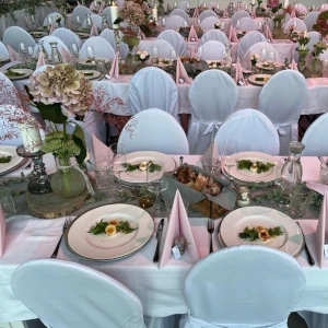 Hochzeitslocation in Hamburg mit rosa Dekorationen und schön gedeckten Tischen