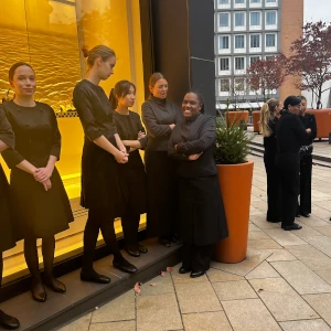 Panem Catering Servicekräfte in schwarz gekleidet vor einer Hochzeitslocation in Hamburg