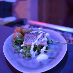 Food Catering auf dem Teller leicht blau beleuchtet