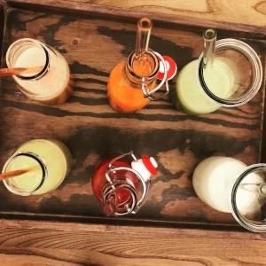 Sechs bunte Getränke auf einem Holztisch bei einem Catering in Hamburg
