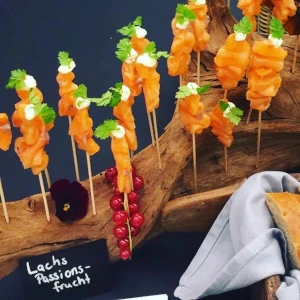 Vegetarisches Fingerfood auf Spießen schön dekoriert als Buffet auf einem Catering